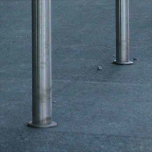 ovanpå montage, basplattor svetsas till stolpar samt täcklock sätta på toppen