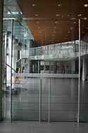 Glas slagdörr monteras på väggen i svängning systemet. Rostfria beslag: draghandtag och gångjärn