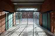 Glasdörr med rostfria beslag. I sidoväggarna, glasdörrar med stålram
