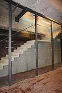 Glas skiljevägg i ett trapphus. Monterad på golvet och innertak med hjälp av stålprofiler. Glaspaneler monterad med fixpoints i rostfritt stål