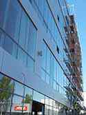 Fasadbeklädnad med glas och Alucobond fasadplåtar monterad på aluminium stödram