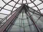 Konformad glastak täcker öppning i taket.