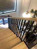Svängda trappor av stål med steg av trä.