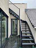 Svängda trappor med stålkonstruktion och steg av gallerdurk