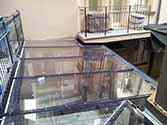 Glastak med stödjande glaspaneler i säkerhetsglas monterad på stålkonstruktion