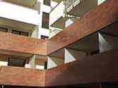 Balkongräcke av högtryckslaminat (HPL) paneler. På balkonger, insynsskydd konstruerad såsom rörliga mellan väggar av glas med ram i rostfritt stål