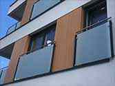 Fransk balkong glasräcke med glaspaneler monterad med hjälp av klämfästen i rostfritt stål