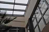 Glastak täcker ett drivhus i kontorsbyggnaden. Glaspaneler monterad på stålkonstruktion av förzinkat och pulverlackerat stål.