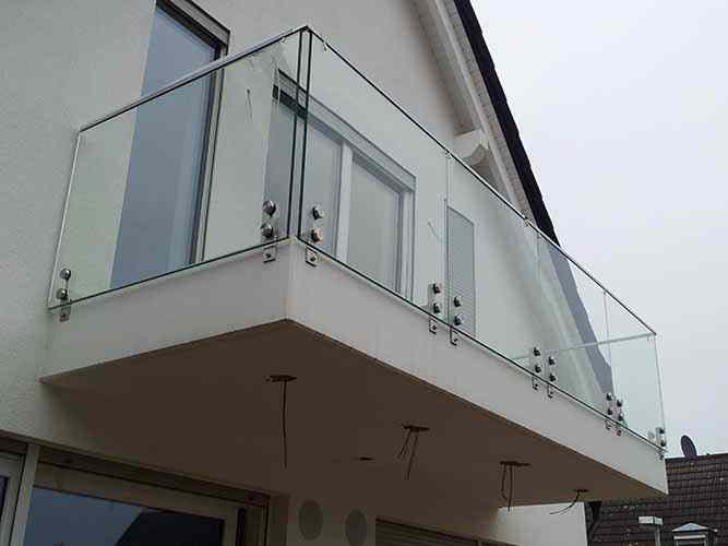 Stolpfritt glasräcke med överliggare på balkongen.