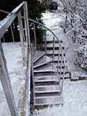 Trappor med konstruktion av rostfritt stål och steg av aluminiumplåt. Stålräcke med stolpar och handledare i rostfritt stål
