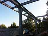 Den övre ramen av den bärande konstruktionen med balkong ram monterad till det och vilar på en rad av stålstolpar