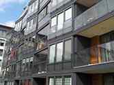 Balkongräcke med fyllning i glas och fransk balkong glasräcke monterad på fasaden