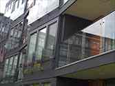 Fransk balkong glasräcke monterade på stålramar med hjälp av fixpoints