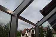 Glasskivor monterade på stödstruktur av svetsad profiler i rostfritt stål